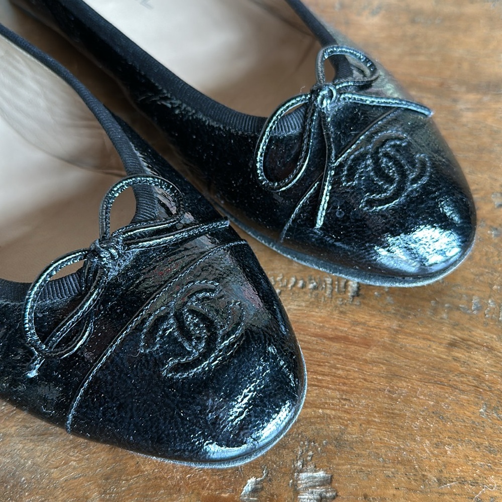 CHANEL Black Patent Leather Ballet Flats - Picture 3 of 12